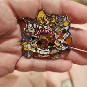 Disneyland Hong Kong Mickey & Friends Pin Limited Edition